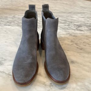 Clarks “Clarkdale Arlo” suede boot. Grey color.